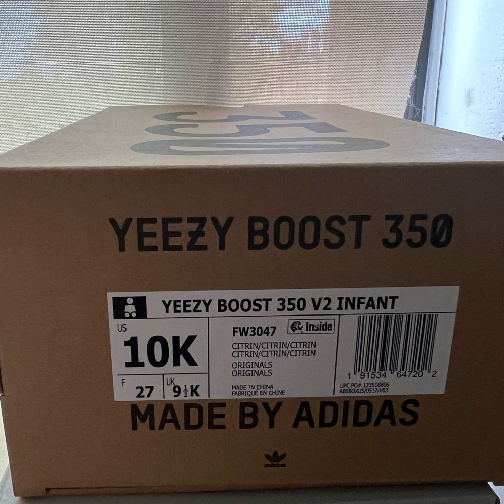 Toddlers Yeezy Boost 350 size 10 in excellent Condition.